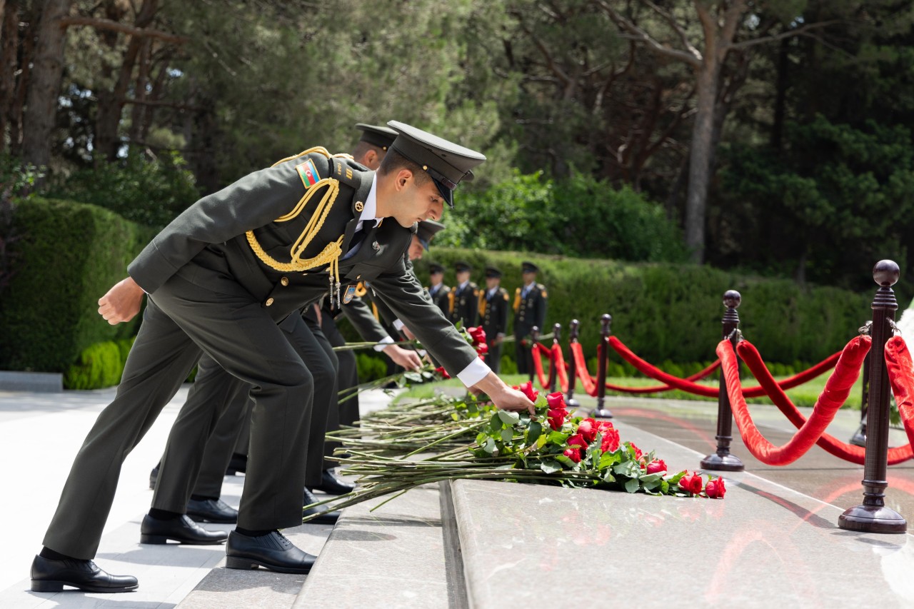 DİN-in kursantları Heydər Əliyevin məzarını ziyarət ediblər - FOTOLAR (VİDEO)